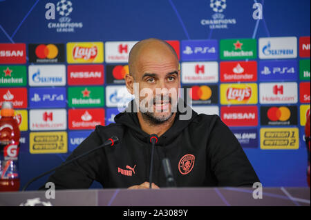 Charkiw, Ukraine - September 18, 2019: Close-up emotionale Portrait von Manchester City Head Coach, Manager Pep Guardiola während der Pressekonferenz UE Stockfoto