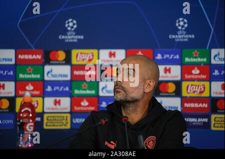 Charkiw, Ukraine - September 18, 2019: Close-up emotionale Portrait von Manchester City Head Coach, Manager Pep Guardiola während der Pressekonferenz UE Stockfoto