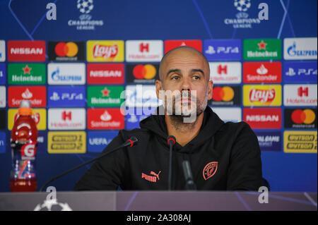 Charkiw, Ukraine - September 18, 2019: Close-up emotionale Portrait von Manchester City Head Coach, Manager Pep Guardiola während der Pressekonferenz UE Stockfoto