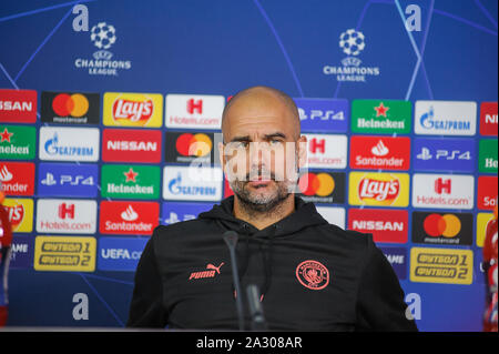 Charkiw, Ukraine - September 18, 2019: Close-up emotionale Portrait von Manchester City Head Coach, Manager Pep Guardiola während der Pressekonferenz UE Stockfoto