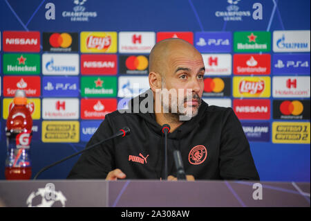Charkiw, Ukraine - September 18, 2019: Close-up emotionale Portrait von Manchester City Head Coach, Manager Pep Guardiola während der Pressekonferenz UE Stockfoto