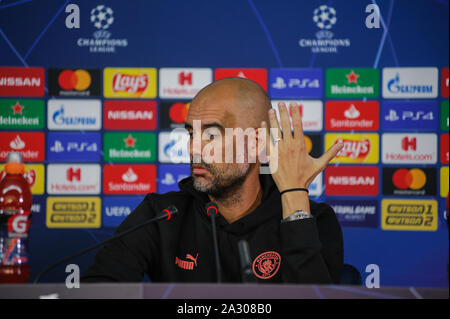 Charkiw, Ukraine - September 18, 2019: Close-up emotionale Portrait von Manchester City Head Coach, Manager Pep Guardiola während der Pressekonferenz UE Stockfoto