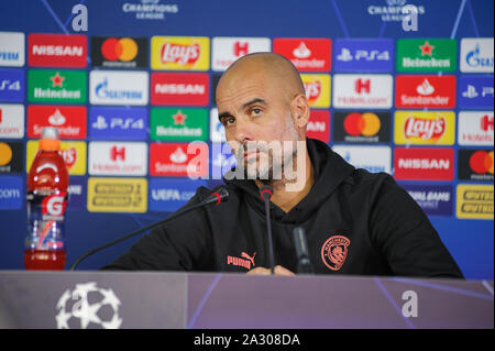 Charkiw, Ukraine - September 18, 2019: Close-up emotionale Portrait von Manchester City Head Coach, Manager Pep Guardiola während der Pressekonferenz UE Stockfoto