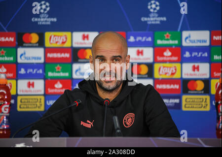 Charkiw, Ukraine - September 18, 2019: Close-up emotionale Portrait von Manchester City Head Coach, Manager Pep Guardiola während der Pressekonferenz UE Stockfoto