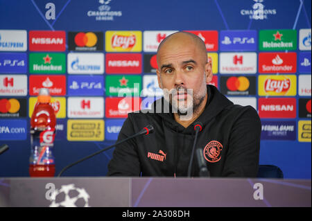 Charkiw, Ukraine - September 18, 2019: Close-up emotionale Portrait von Manchester City Head Coach, Manager Pep Guardiola während der Pressekonferenz UE Stockfoto