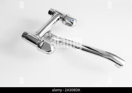 Leitungswasser von Chrom Material auf weißem Hintergrund. Stockfoto
