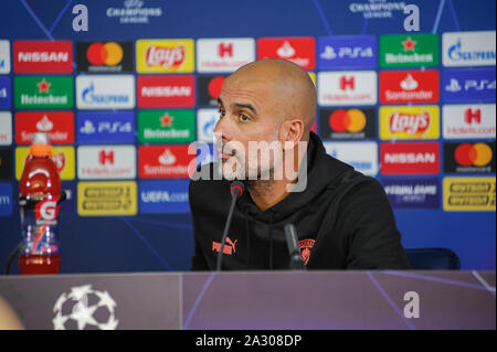 Charkiw, Ukraine - September 18, 2019: Close-up emotionale Portrait von Manchester City Head Coach, Manager Pep Guardiola während der Pressekonferenz UE Stockfoto