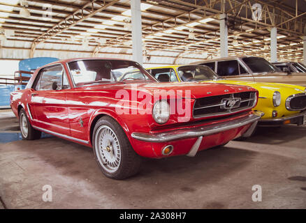 Nakhon Pathom, Thailand - August 3, 2019: Oldtimer Ford Mustang Ausstellung bei Oldtimer collector Garage in Nakhon Pathom Provinz Stockfoto