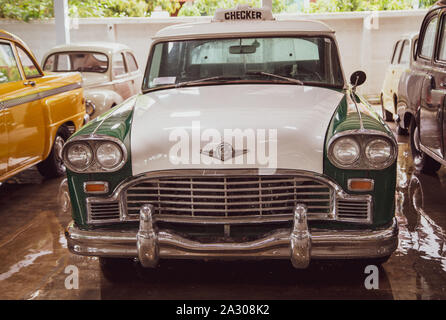 Nakhon Pathom, Thailand - August 3, 2019: Vintage Checker Taxi Ausstellung bei Oldtimer collector Garage in Nakhon Pathom Provinz Stockfoto