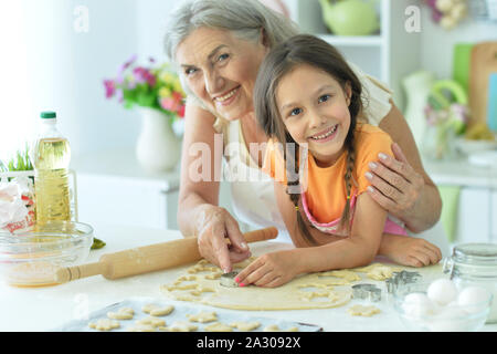 Frau und Mädchen zusammen backen in der Küche Stockfoto