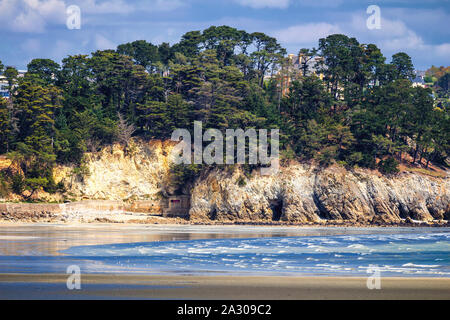 Wunderschöne Gegend von Morgat mit dem Sand Strand und Felsküste, Finistere, Bretagne (Bretagne), Frankreich. Stockfoto