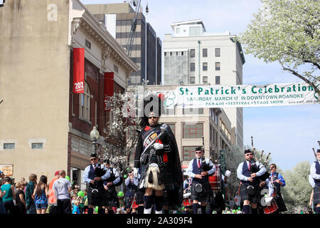 Band in traditionelle keltische Kleidung Musik in St. Patrick's Day Parade in Roanoke, VA, USA Stockfoto