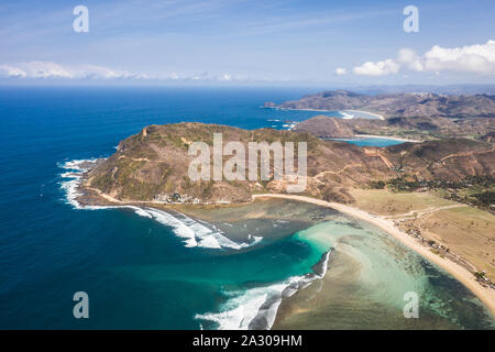 Beeindruckende Luftaufnahme der Pantai Mawun Strand im Süden von Kuta Lombok in der Nähe der touristischen Bereich Stockfoto