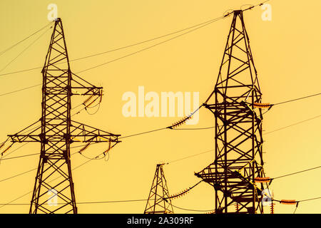 Silhouette Hochspannung elektrische Türme auf den Sonnenuntergang Zeit Stockfoto