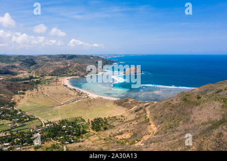 Luftaufnahme der Atemberaubend Guling Strand in der Gegend von Kuta im Süden von Lombok in Indonesien. Stockfoto