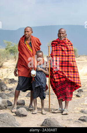 Arusha, Tansania, 7. September 2019: Masai Krieger in einer Landschaft des nördlichen Tansania: Savanne Stockfoto