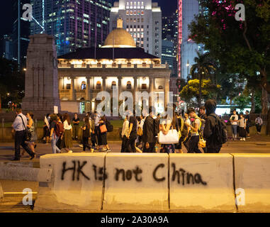 Hong Kong. Vom 4. Oktober 2019. Große Sammlung von pro-demokratischen Anhänger Abend in Hong Kong Central District. Demonstranten wütend mit Chief Executive Carrie Lam die Verwendung der Notstandsgesetze das Tragen von Masken bei Demonstrationen zu verbieten. März verlief friedlich in Richtung Wanchai Bezirk. Iain Masterton/Alamy Leben Nachrichten. Stockfoto