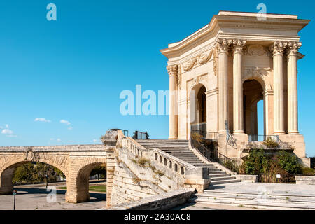 Einen Blick auf die Promenade du Peyrou Esplanade in Montpellier, Frankreich, Hervorhebung seiner ikonischen neoklassischen Wasserturm auf der linken Seite, und die hl. Clemen Stockfoto