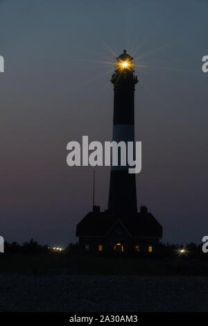 Fire Island Leuchtturm spektakuläre Hyper-Effekt von Rundumleuchte über Robert Moses Strand bei Nacht leuchtenden Signalisierung Shoreline zu Oce Stockfoto