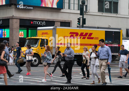 New York City - ca. 2019: DHL Global Express Transit Paket Kurierdienst Lkw durch Manhattan Straße, die Paketzustellungen während der Fahrt Stockfoto