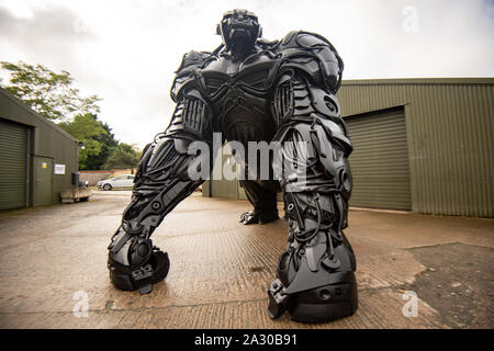 Einen 12 ft Skulptur eines Gorilla Gorilla, "Apokalypse", die Lukas Kite komplett aus Schrott Stoßstangen und Panels nur aus den letzten zehn Jahren verworfen erstellt, auf der die britische Schmiedearbeiten Zentrum in Telford, Shropshire. Stockfoto