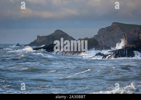 Riesige Wellen über die Felsen an der Küste von Hartland in North Devon bei stürmischem Wetter und Windstärke Winde Stockfoto