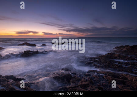 Marine bei Westward Ho! In North Devon bei Sonnenuntergang mit Motion in den Wellen Stockfoto