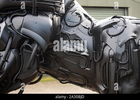 Detail einer 12 ft Skulptur eines Gorilla Gorilla, "Apokalypse", die Lukas Kite komplett aus Schrott Stoßstangen und Panels nur aus den letzten zehn Jahren verworfen erstellt, auf der die britische Schmiedearbeiten Zentrum in Telford, Shropshire. Stockfoto