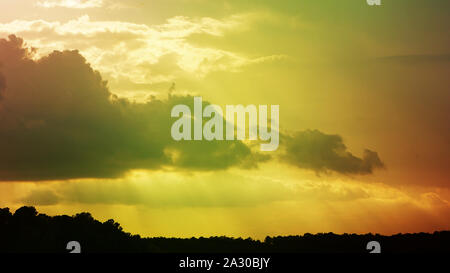 Eine in warmen Farbtönen auf einem bewölkten Sonnenuntergang. Stockfoto