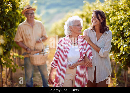 Glückliche Mutter und Tochter auf Herbst Weinberg. Familie Tradition. Ernte Trauben. Stockfoto