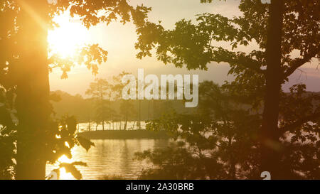 Eine in warmen Farbtönen Sonnenuntergang Blick auf Lake Norman in North Carolina. Stockfoto