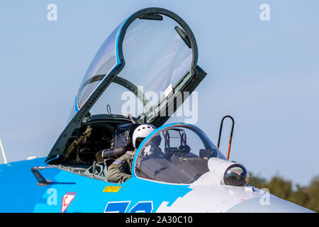 KLEINE Brogel, Belgien - 14.September 2019: Nahaufnahme eines Piloten im cocpit eines Suchoi Su-27 Flanker Kampfjet Flugzeuge in Kleine-Brogel Airbase. Stockfoto