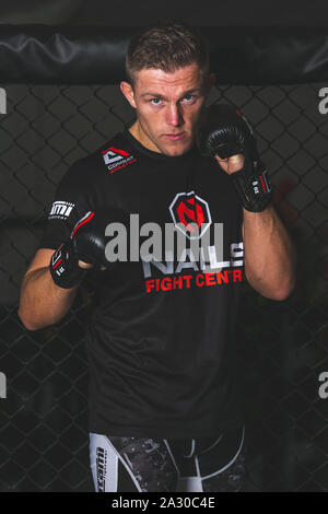 Fördernde schiessen mit MMA-Kämpfer, Rhys Hughes vor seinem Budo kämpfende Meisterschaften 28 Kampf mit Ben Watson. Nägel Kampf Center, Port Talbot, 21. Stockfoto