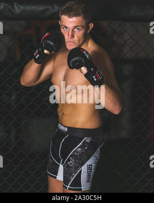 Fördernde schiessen mit MMA-Kämpfer, Rhys Hughes vor seinem Budo kämpfende Meisterschaften 28 Kampf mit Ben Watson. Nägel Kampf Center, Port Talbot, 21. Stockfoto