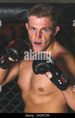 Fördernde schiessen mit MMA-Kämpfer, Rhys Hughes vor seinem Budo kämpfende Meisterschaften 28 Kampf mit Ben Watson. Nägel Kampf Center, Port Talbot, 21. Stockfoto