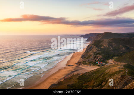 Praia da Cordoama bei Sonnenuntergang. Praia do Cordoama in der Nähe von Vila do Bispo in der Algarve. Cordoama Beach, West Atlantik Küste der Algarve, südlich von Port Stockfoto