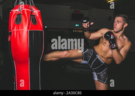 Fördernde schiessen mit MMA-Kämpfer, Rhys Hughes vor seinem Budo kämpfende Meisterschaften 28 Kampf mit Ben Watson. Nägel Kampf Center, Port Talbot, 21. Stockfoto