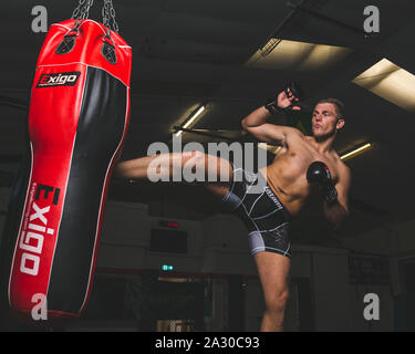 Fördernde schiessen mit MMA-Kämpfer, Rhys Hughes vor seinem Budo kämpfende Meisterschaften 28 Kampf mit Ben Watson. Nägel Kampf Center, Port Talbot, 21. Stockfoto