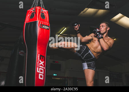 Fördernde schiessen mit MMA-Kämpfer, Rhys Hughes vor seinem Budo kämpfende Meisterschaften 28 Kampf mit Ben Watson. Nägel Kampf Center, Port Talbot, 21. Stockfoto