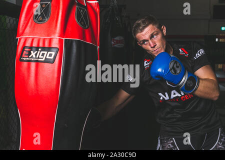 Fördernde schiessen mit MMA-Kämpfer, Rhys Hughes vor seinem Budo kämpfende Meisterschaften 28 Kampf mit Ben Watson. Nägel Kampf Center, Port Talbot, 21. Stockfoto