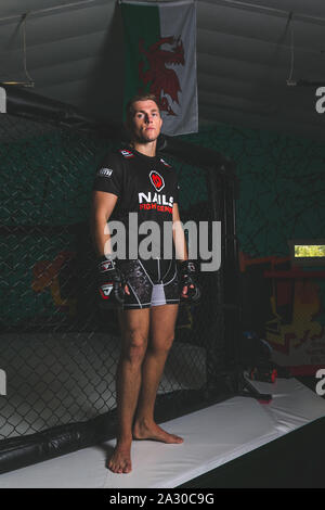 Fördernde schiessen mit MMA-Kämpfer, Rhys Hughes vor seinem Budo kämpfende Meisterschaften 28 Kampf mit Ben Watson. Nägel Kampf Center, Port Talbot, 21. Stockfoto