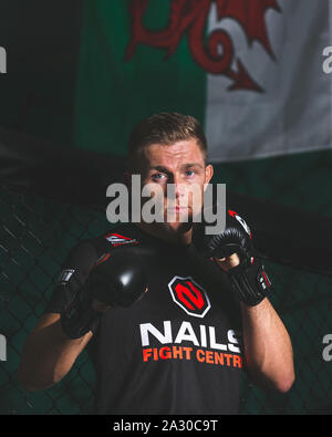 Fördernde schiessen mit MMA-Kämpfer, Rhys Hughes vor seinem Budo kämpfende Meisterschaften 28 Kampf mit Ben Watson. Nägel Kampf Center, Port Talbot, 21. Stockfoto