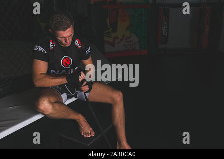 Fördernde schiessen mit MMA-Kämpfer, Rhys Hughes vor seinem Budo kämpfende Meisterschaften 28 Kampf mit Ben Watson. Nägel Kampf Center, Port Talbot, 21. Stockfoto