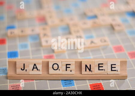 Das niederländische Wort "ja des nee" (auf Deutsch: "Ja oder Nein") in Holz- Scrabble Fliesen auf einem Baugruppenträger. Der Hintergrund ein Vintage board, unscharf, mit Kopie Raum Stockfoto