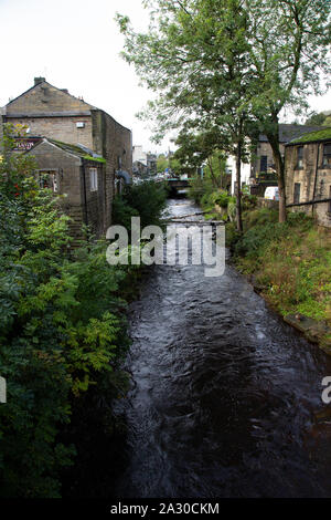 Der Fluss Holme fließt durch die kleine Stadt Hereford in West Yorkshire GROSSBRITANNIEN Stockfoto