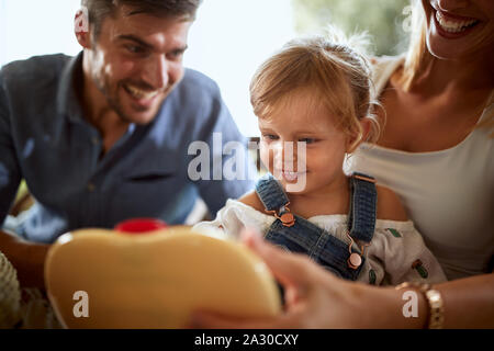 Adorable Kind Spaß mit Spielzeug Stockfoto