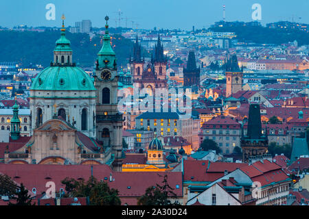 Nacht fällt in Prag, Tschechien. Stockfoto