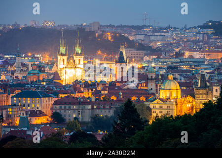 Nacht fällt in Prag, Tschechien. Stockfoto