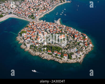 LUFTAUFNAHME. Mittelalterliche Stadt auf einer malerischen Halbinsel gebaut. Primošten, Dalmatien, Kroatien. Stockfoto