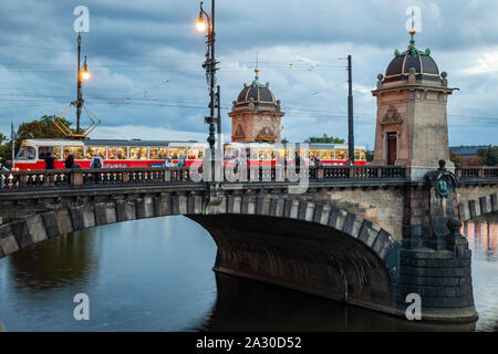 Abend an Legionen Brücke in Prag, Tschechische Republik. Stockfoto
